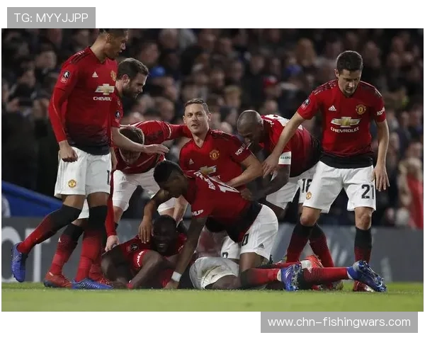 欧冠赛场现暖心一幕：两队球员携手为患病小球迷募捐